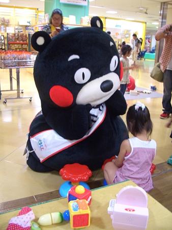 くまモンー子供と戯れる