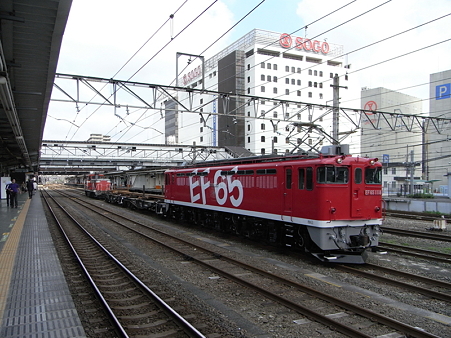 EF65-1118とチキとDE10-1566(八王子駅)1