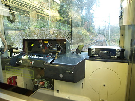 箱根登山電車の車窓(宮ノ下界隈)