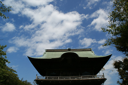 秋の青空をバックに仁王門、称名寺!(110924)
