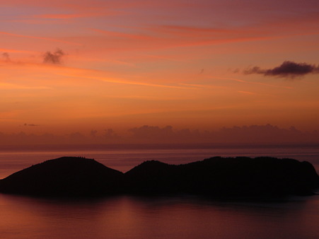 夕日に染まる瓢箪島
