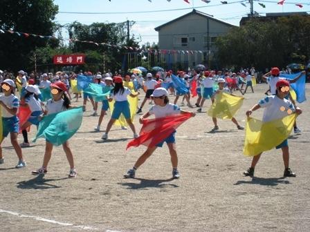 ダンス・隣の子の振り付けを見ながら頑張りました