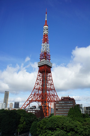 夏空に東京タワー