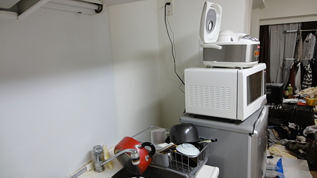 冷蔵庫が30センチくらい動いとる。電子レンジと炊飯器落ちんでよかった~