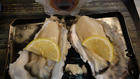 牡蠣 頼むよね普通。二つで500円