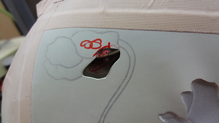 キワを少し彫ってから中へ。